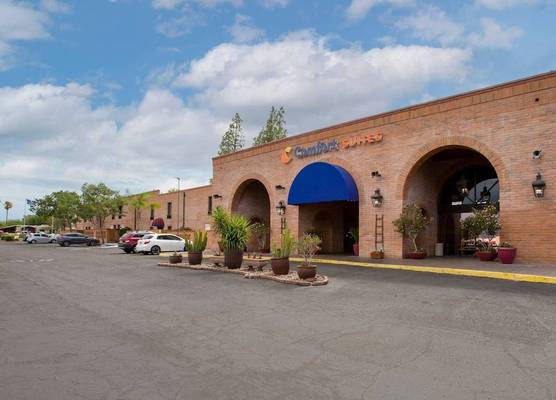 Comfort Suites Tucson near Sabino Canyon 1
