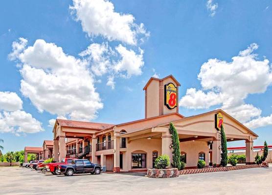 Super 8 by Wyndham Mont Belvieu - Baytown East 1