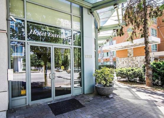 Comfort Hotel Vancouver Airport 1