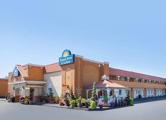 Days Inn & Suites by Wyndham Terre Haute 1