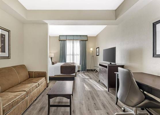 Best Western Plus Chain of Lakes Inn & Suites 1