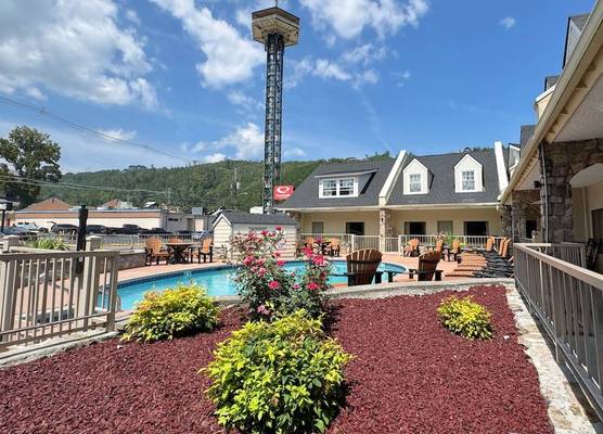 Econo Lodge Inn & Suites Gatlinburg at the Convention Center 1