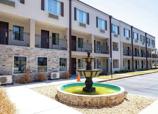 Days Inn by Wyndham College Park Atlanta Airport South 1