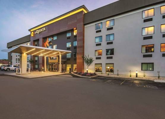 La Quinta by Wyndham Hartford Bradley Airport 1