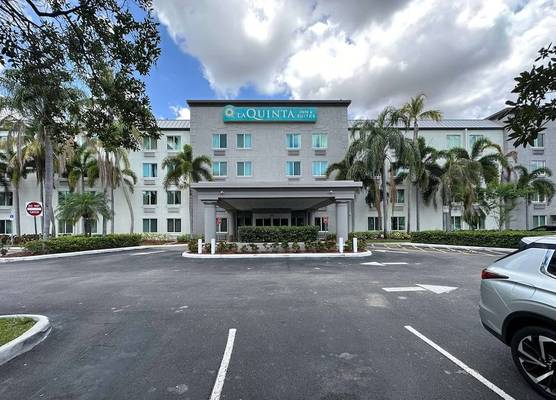 La Quinta Inn & Suites by Wyndham Sawgrass 1