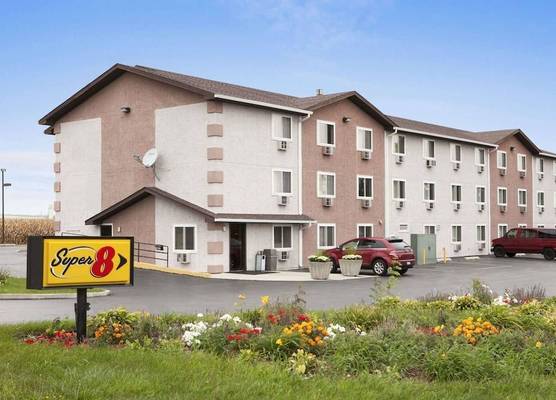 Super 8 by Wyndham Peru Starved Rock State Park 1