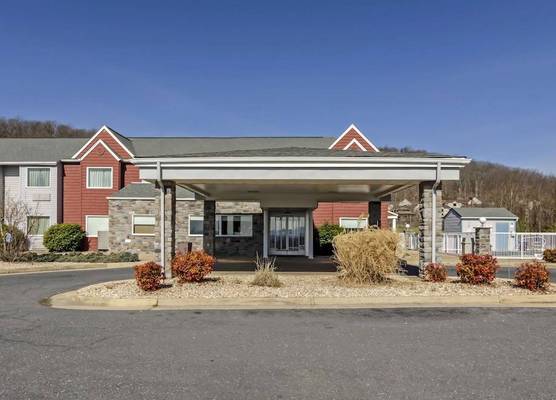 Clarion Pointe Staunton East 1