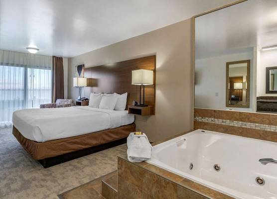 Best Western PLUS Lake Front Hotel 1