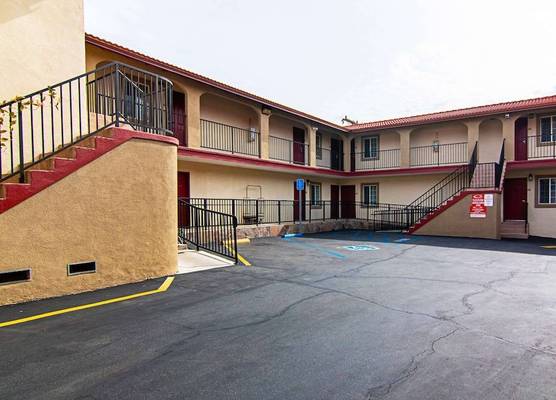 Econo Lodge Long Beach I-405 1