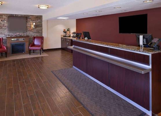 Super 8 by Wyndham Deerfield - Northbrook 1