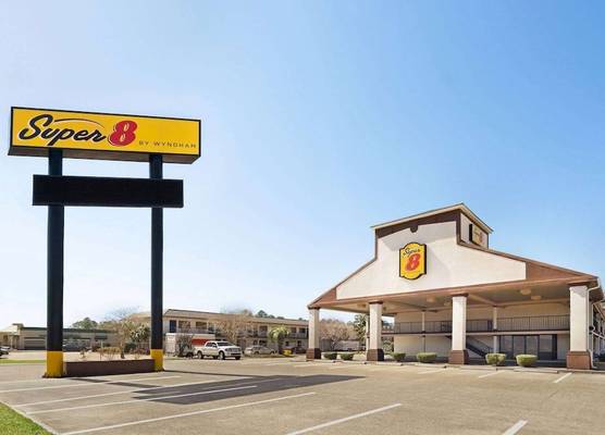 Super 8 by Wyndham Gulfport Airport NW/Near Biloxi 1