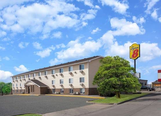 Super 8 by Wyndham Clinton 1