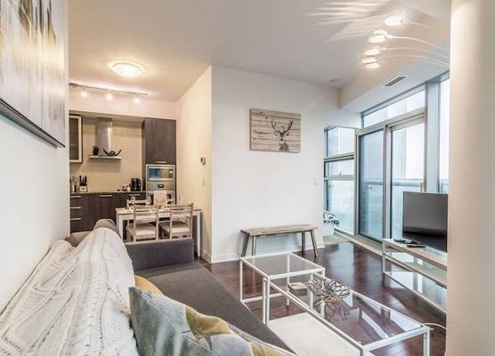 AOC Suites 2 Bedroom Condo, City CN Tower View 1
