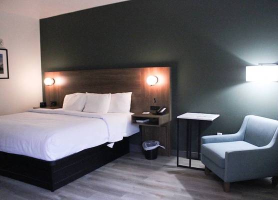 La Quinta Inn & Suites by Wyndham Lumberton 1