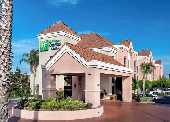 Holiday Inn Express & Suites LATHROP by IHG 1