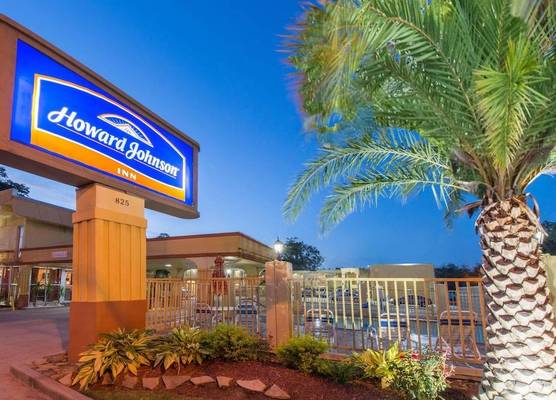 Howard Johnson by Wyndham Historic Lake Charles 1