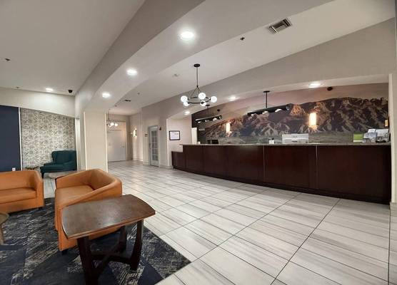 La Quinta Inn & Suites by Wyndham Albuquerque Midtown 1