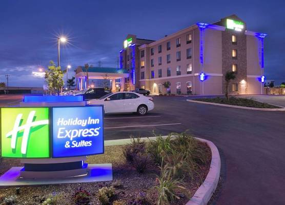 Holiday Inn Express & Suites BAKERSFIELD AIRPORT by IHG 1