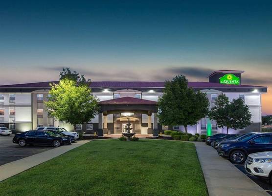 La Quinta by Wyndham Blue Springs 1