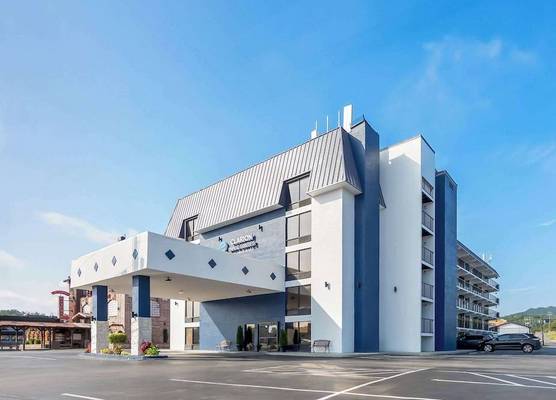 Clarion Inn & Suites near the Leconte Center Pigeon Forge 1