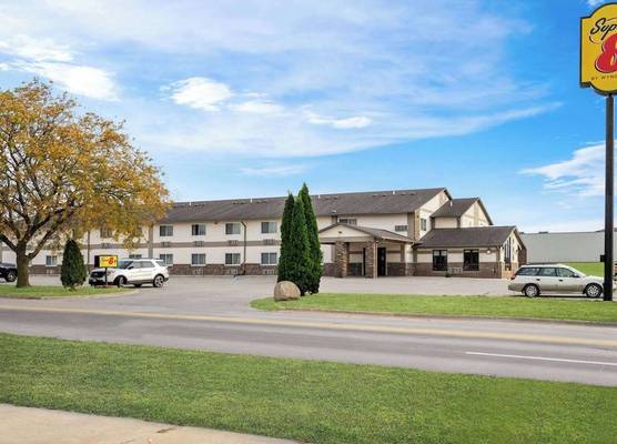 Super 8 by Wyndham Waverly 1