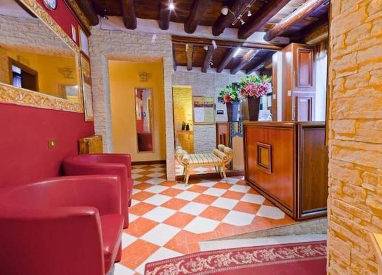 HOTEL HENRY 1