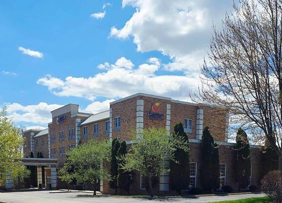 Comfort Inn & Suites Grafton-Cedarburg 1