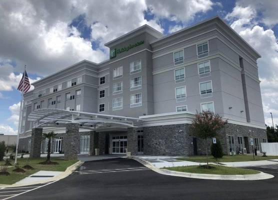 Holiday Inn & Suites FAYETTEVILLE W-FORT BRAGG AREA by IHG 1