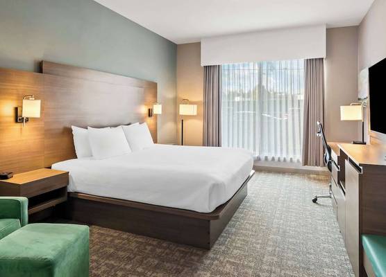 Best Western Plus Pitt Meadows Inn & Suites 1