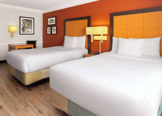 La Quinta Inn by Wyndham Pittsburgh Airport 1