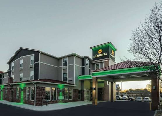 La Quinta by Wyndham Kansas City Airport 1