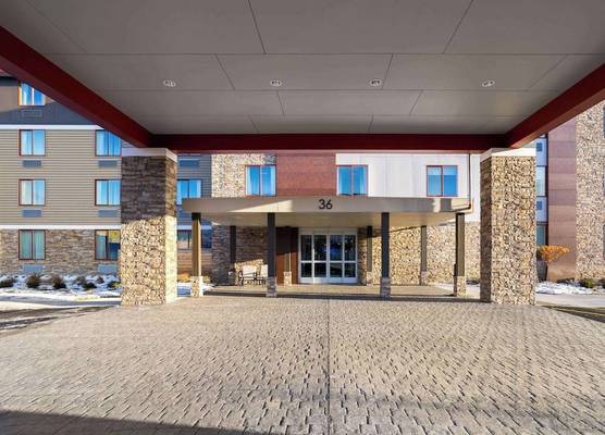 La Quinta Inn & Suites by Wyndham Williston Burlington 1