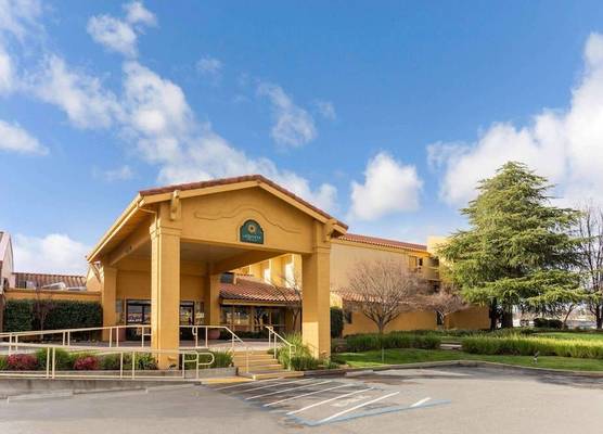 La Quinta Inn & Suites by Wyndham Redding 1