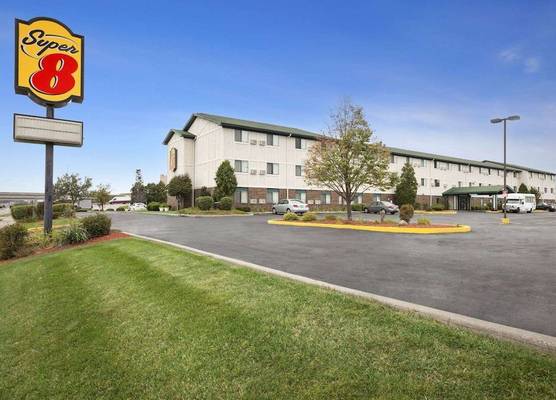 Super 8 by Wyndham Milwaukee Airport 1