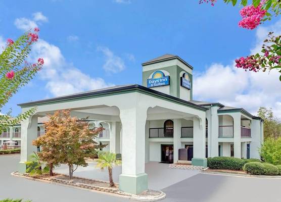 Days Inn & Suites by Wyndham Stockbridge South Atlanta 1