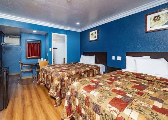 Travelodge by Wyndham Sacramento Convention Center 1