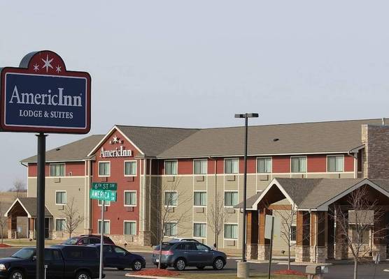 AmericInn by Wyndham Cedar Rapids Airport 1