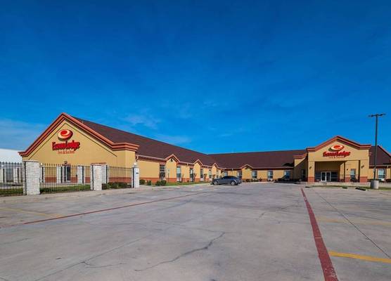 Econo Lodge Inn & Suites Bridgeport 1