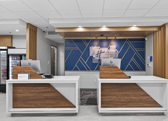 Holiday Inn Express & Suites Chicago West - Oak Park by IHG 1
