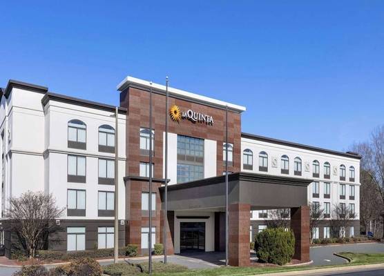 La Quinta Inn & Suites by Wyndham Mooresville 1