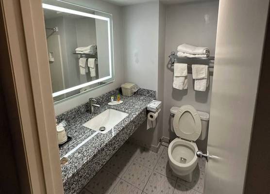 Aderi Hotel Niantic 1