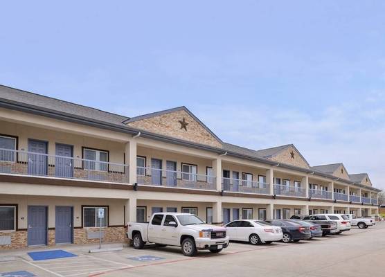 Crystal Inn & Suites IAH Humble 1