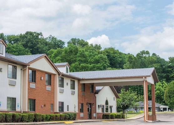 Super 8 by Wyndham Coshocton Roscoe Village 1