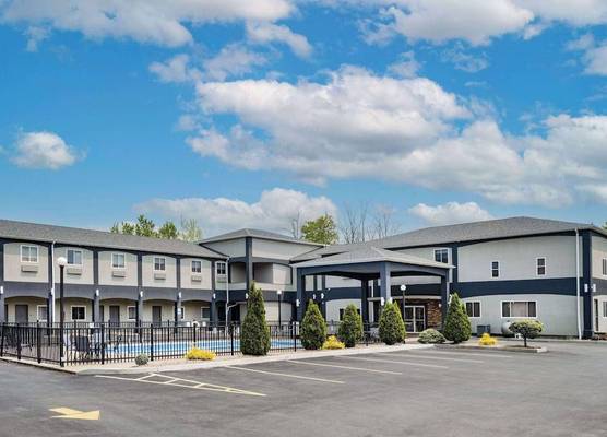Days Inn & Suites by Wyndham Niagara Falls/Buffalo 1