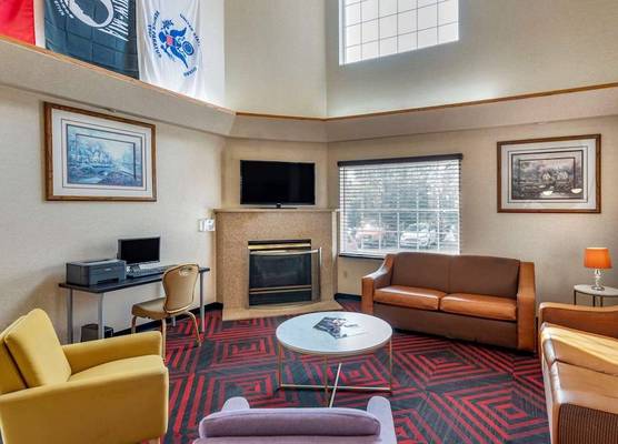 Econo Lodge North Academy 1