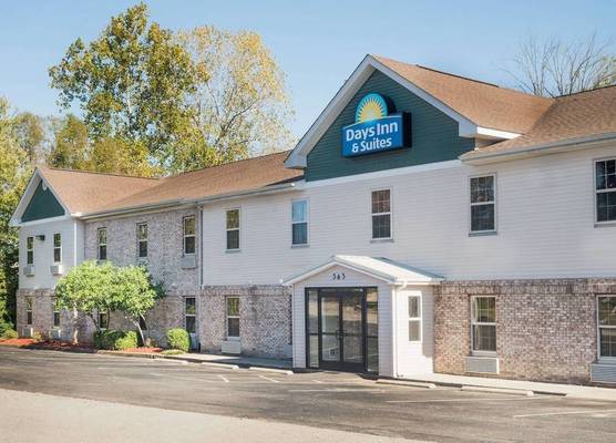 Days Inn & Suites by Wyndham Sellersburg 1