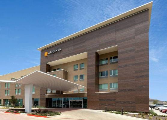 La Quinta Inn & Suites by Wyndham Round Rock near Kalahari 1