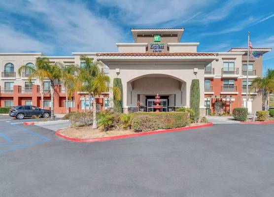 Holiday Inn Express & Suites LAKE ELSINORE by IHG 1