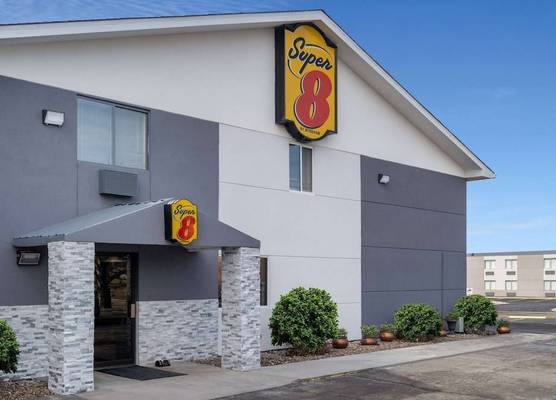 Super 8 by Wyndham Merrillville 1