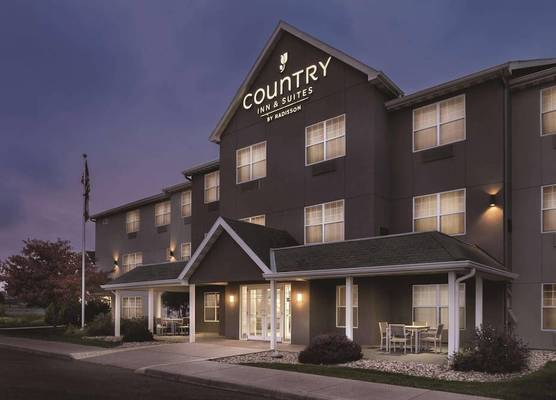 Country Inn & Suites by Radisson, Waterloo, IA 1